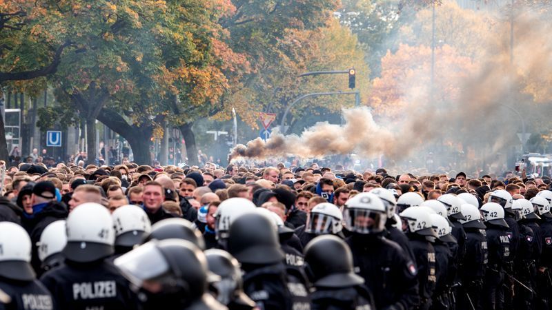 Video zeigt umstrittenen Polizeieinsatz vor Fußballspiel - Featured image