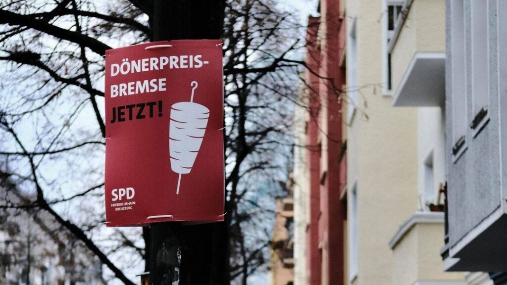 Ja, dieses „Dönerpreisbremse“-Plakat ist von der SPD Friedrichshain-Kreuzberg - Featured image