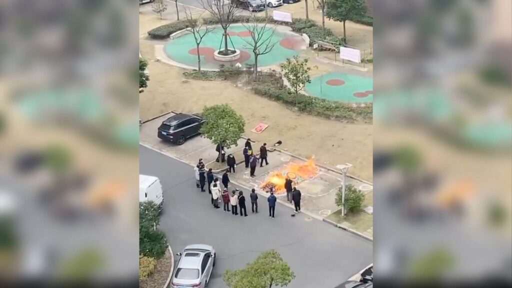China: Diese Videos sind keine Belege, dass Angehörige Corona-Tote auf der Straße verbrennen - Featured image