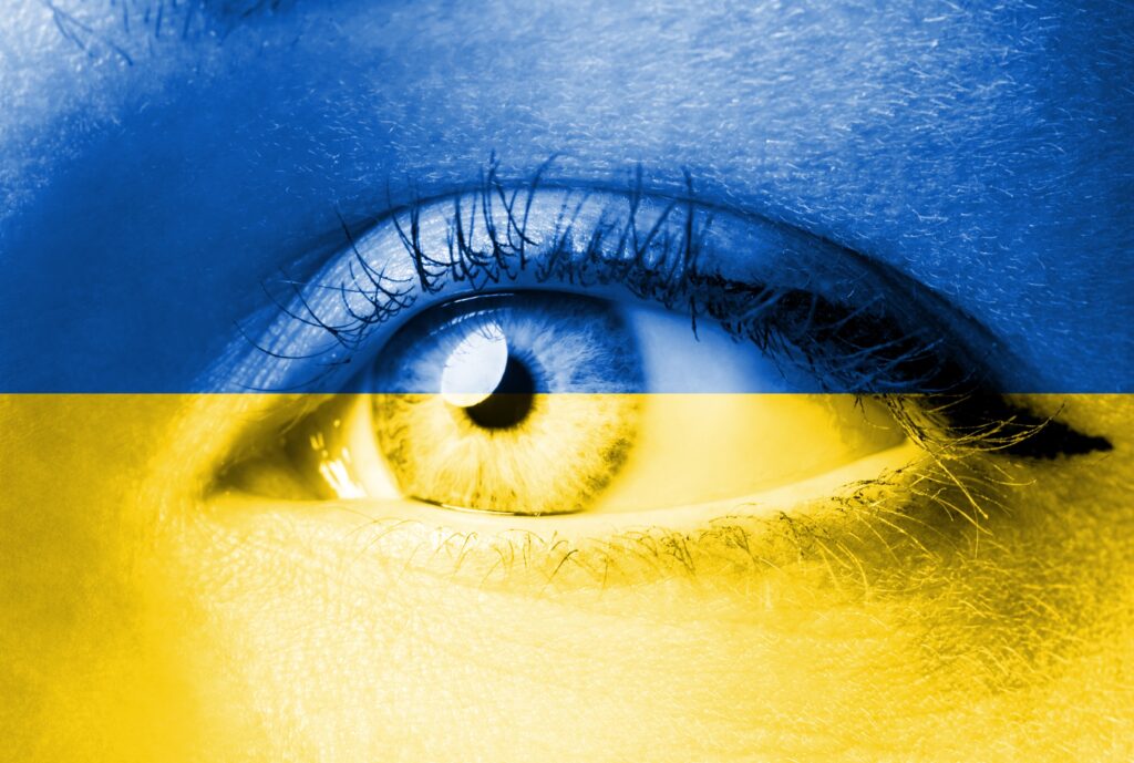 Ein Auge in den Farben blau und gelb der ukrainischen Flagge
