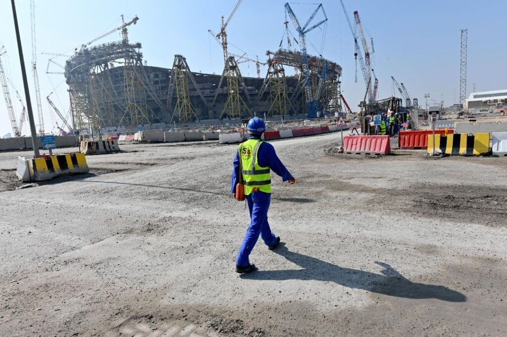 WM 2022: Warum die Anzahl der Toten auf den Baustellen in Katar schwer zu beziffern ist - Featured image