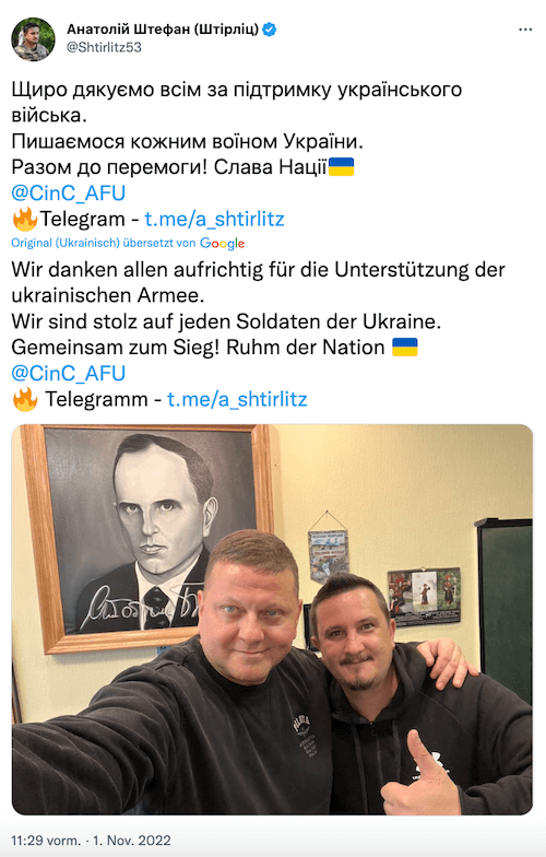 Das Bild mit dem Bandera-Gemälde im Hintergrund wurde von Armeeoffizier Anatoli Stefan am 1. November 2022 auf Twitter veröffentlicht