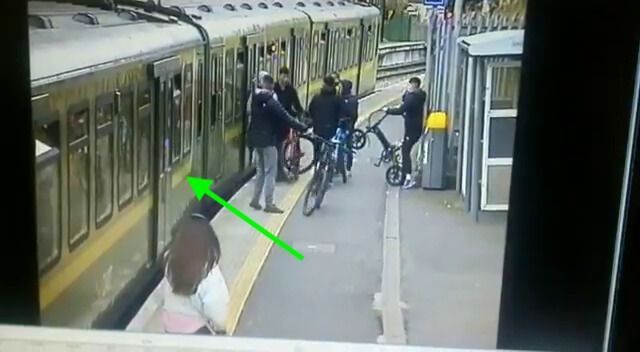 Video zeigt einen grünen Zug mit gelben Streifen unter den Fenstern in Dublin