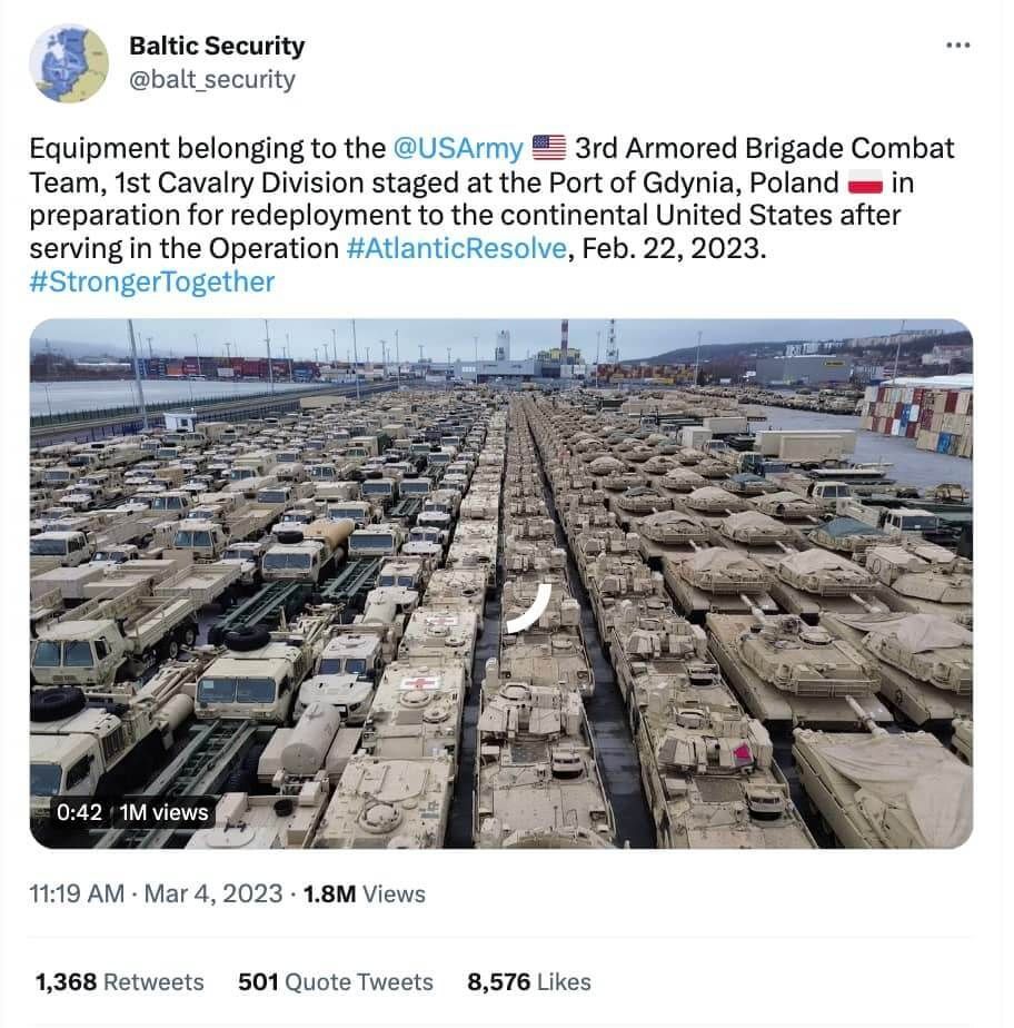 Tweet schreibt, das seien US-Army-Fahrzeuge am Hafen, die in die USA zurückgeschickt werden