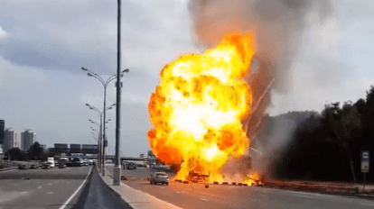 Kein E-Auto: Hier explodieren Gasflaschen auf einem Lkw nach einem Unfall - Featured image