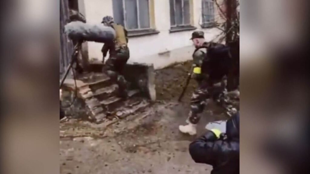Nein, dieses Video zeigt nicht, wie die Ukraine Kriegsaufnahmen inszeniert - Featured image