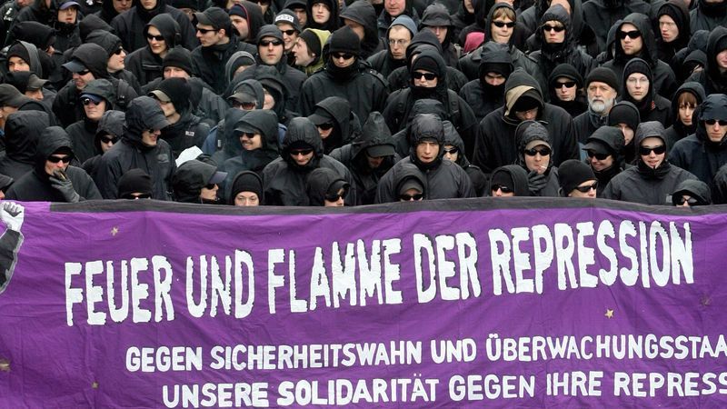Auf dem Transparent stand «Feuer und Flamme der Repression» - Featured image