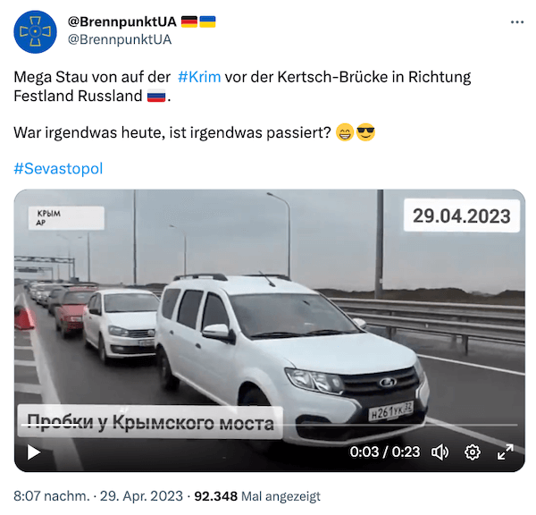 Ein Twitterbeitrag, in dem ein Standbild aus einem Video geteilt wird. Es zeigt mehrere Autos, in der Ecke steht das Datum des 29. April 2023.