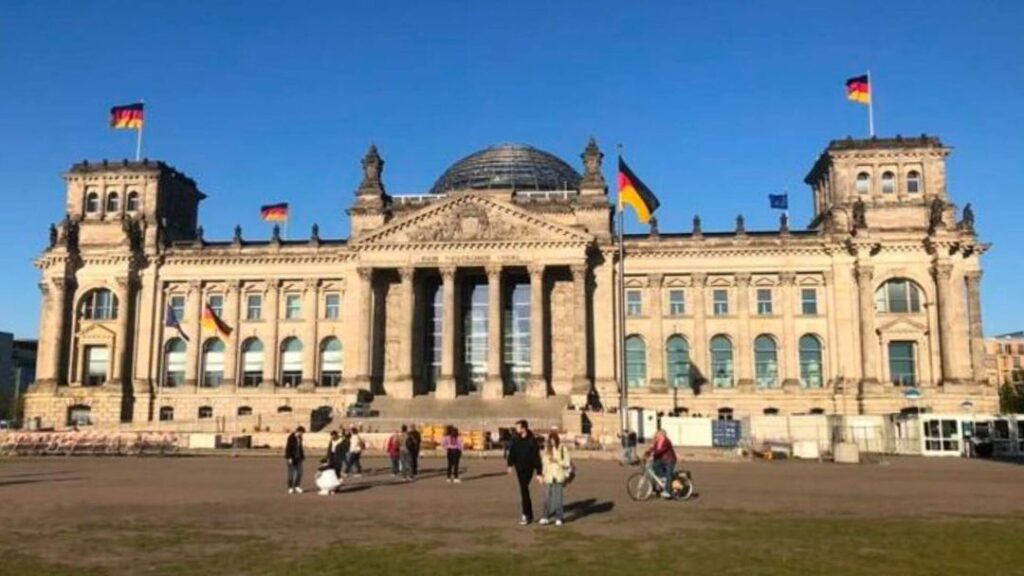 Berlin: Nein, auf dem Bundestag wehte am Tag der Befreiung keine sowjetische Flagge - Featured image