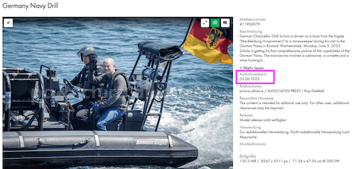 Bundeskanzler Olaf Scholz wird bei seinem Besuch der Deutschen Marine in Rostock-Warnemünde am Montag, 5. Juni 2023, auf einem Boot von der Fregatte "Mecklenburg-Vorpommern" zu einem Minensuchboot gefahren. Das Boot hat den Namen Boomeranger, Scholz lächelt und winkt. Als Aufnahmedatum ist in der Bilddatenbank der 5. Juni angegeben.