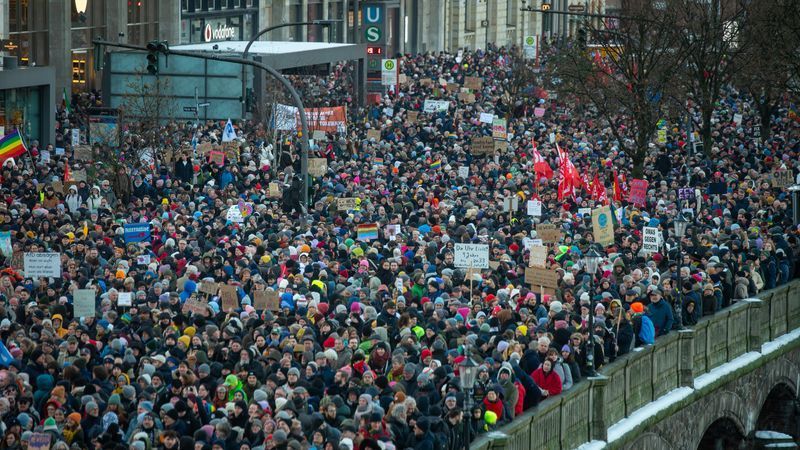 Polizei: In Hamburg haben 50 000 Menschen gegen rechts demonstriert - Featured image