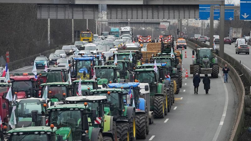 Frankreichs Regierung macht Bauern Zugeständnisse - Featured image