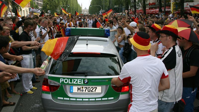 Zur Fußball-EM soll Berliner Polizei auf Fahnen verzichten - Featured image