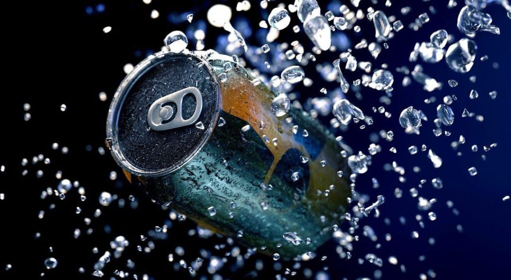 Gerüchtekiller #3: Verhindert Klopfen auf den Verschluss einer Getränkedose, dass sie beim Öffnen überschäumt? - Featured image