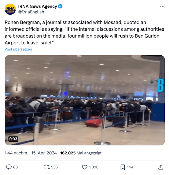 Screenshot eines X-Posts in dem ein Video von einer Menschenmenge an einem Flughafen gezeigt wird.