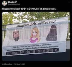 Rassistisches Plakat von rechtem Youtuber in einem Tweet von 2021