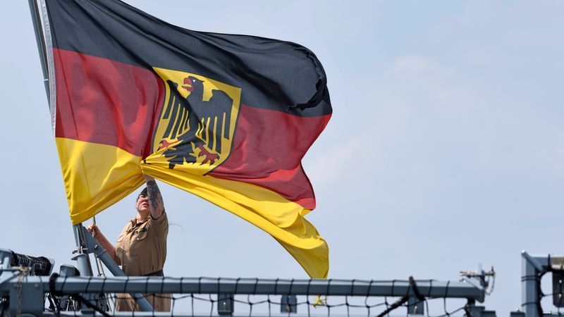 Privatleute dürfen Flaggen ohne Bundesadler verwenden - Featured image