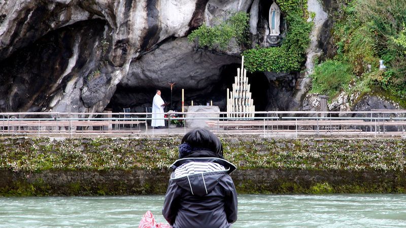 Video von 2022 zeigt feiernde Christen in Lourdes - Featured image