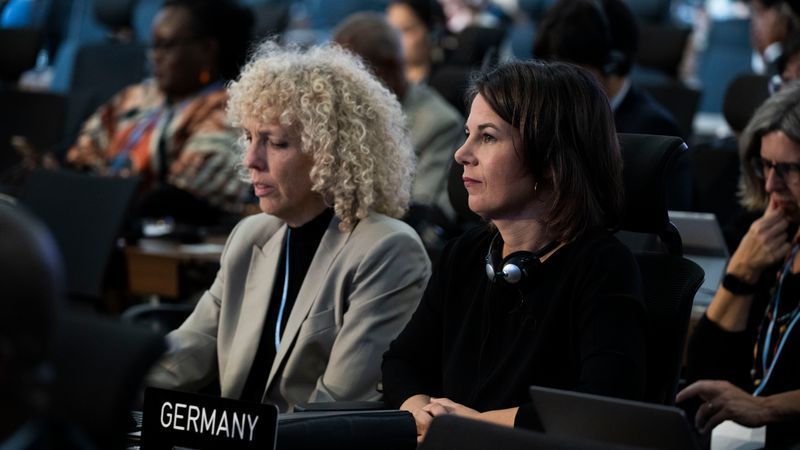 Foto zeigt deutsche Delegation - nicht österreichische Ministerin - Featured image