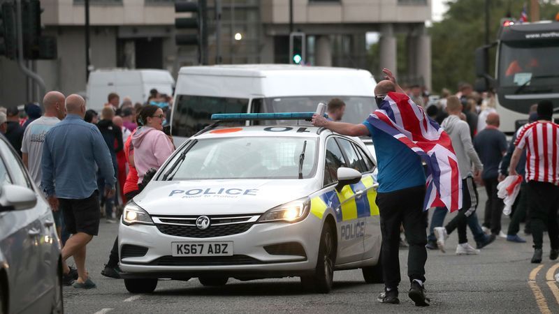 Umherfliegender Gegenstand verletzte Männer in Stoke - Featured image