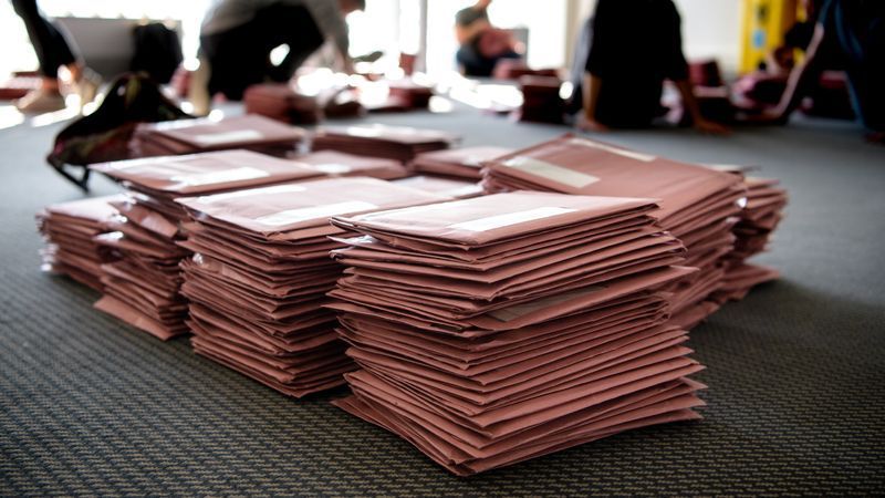 Foto zeigt Briefwahlumschläge von Landtagswahl in Bayern - Featured image