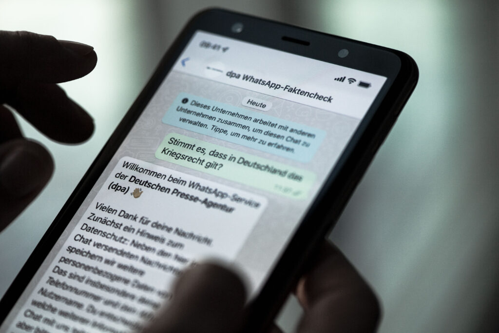 En Smartphone mit einem dpa-Faktencheck auf dem Display