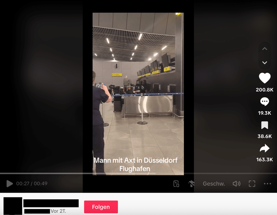 Der Randalierer schlug mit einem Hammer auf Monitore am Flughafen ein (Quelle: Tiktok; Screenshot und Schwärzung: CORRECTIV.Faktencheck)