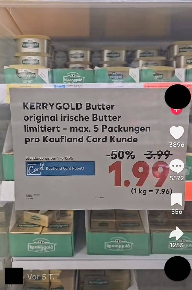 Manche Nutzerinnen und Nutzer ziehen falsche Rückschlüsse zu diesem Hinweiszettel. Die Begrenzung von fünf Packungen Kerrygold Butter gilt nur für Kundenkarten-Inhaber, die damit an der Rabattaktion teilnehmen (Quelle: Tiktok; Screenshot und Collage: CORRECTIV.Faktencheck)