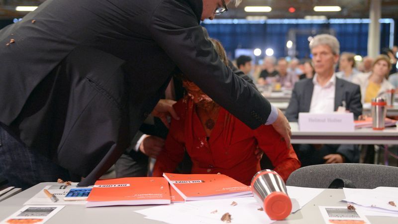 Wagenknecht wurde bereits 2016 mit Torte attackiert - Featured image