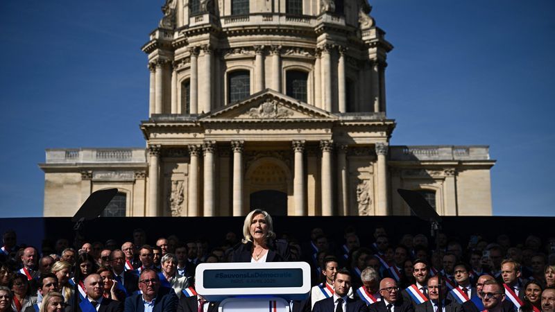 Mehrere Tausend bei Demonstration für Le Pen - weit weniger als 100.000 - Featured image