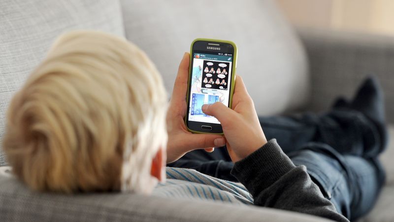 Weder generelles Verbot noch Bußgeld: Jugendliche dürfen weiterhin Handy nutzen - Featured image