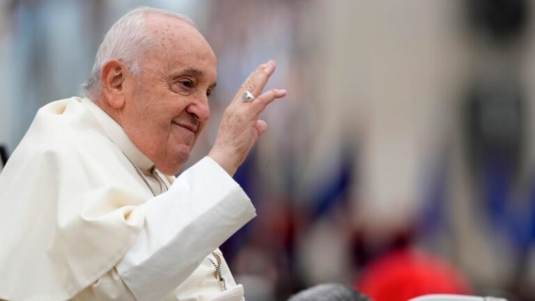 Abbildung vom Papst mit Regenbogen-Flagge ist Fake - Featured image