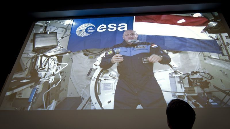 ISS-Astronaut arbeitet in der Schwerelosigkeit - Featured image