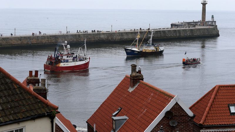 Vergleich von Hafenfotos aus Whitby vernachlässigt Gezeiten - Featured image