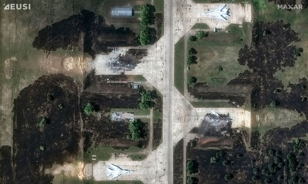 Satellitenaufnahme zeigt zwei kaputte Flugzeuge auf einem Militärflughafen
