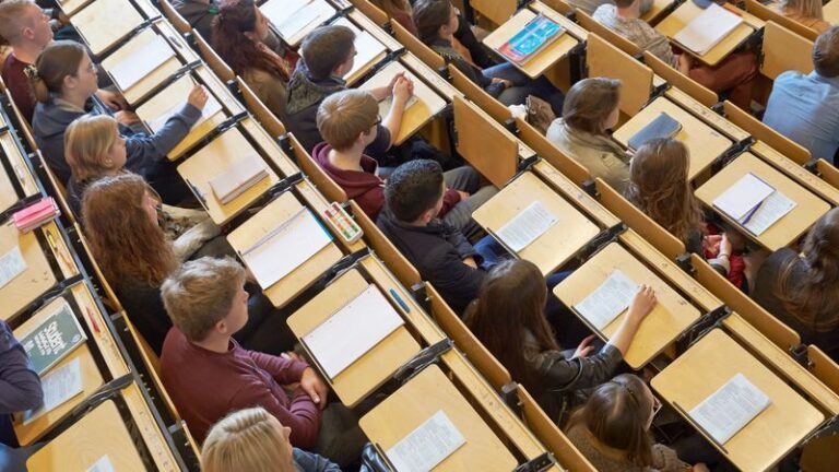 Rund 70 Prozent der Menschen in Deutschland haben keinen Migrationshintergrund - Featured image