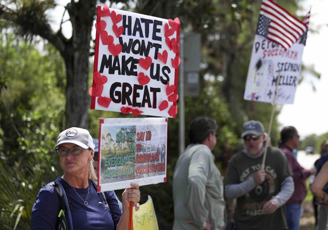 Protestierende vor dem Abschiebegefängnis, das die US-Regierung als „Alligator Alcatraz“ bezeichnet (Foto: Alexandra Rodriguez / Associated Press / Picture Alliance)