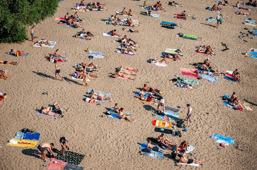 Menschen sonnen sich am Strand