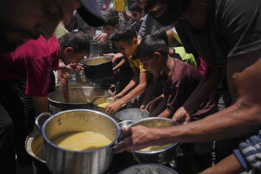 Palästinenser erhalten Essen in einer Gemeinschaftsküche am 10. Juni 2025 (Foto: Jehad Alshrafi / AP Photo / Picture Alliance)