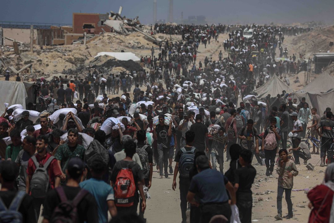 Palästinenser tragen Säcke mit Mehl, die sie Lastwagen mit Hilfsgütern entnommen haben, am 1. August 2025 in Jabalia, im Norden des Gazastreifens (Foto: Omar Ashtawy / apaimages / Sipa / Picture Alliance)