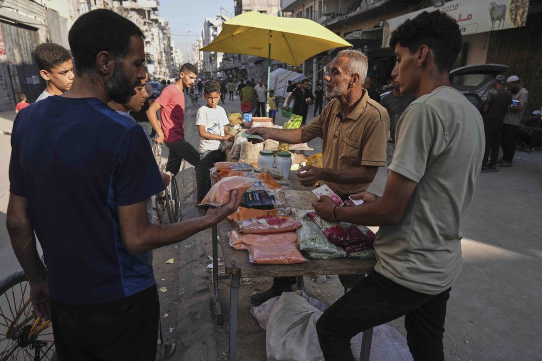 Ein Palästinenser verkauft Produkte auf einem Markt in Gaza Stadt am 23. Juli 2025 (Foto: Jehad Alshrafi / Associated Press / Picture Alliance)