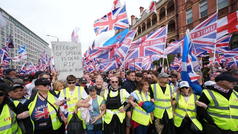 Rund 100.000 Menschen nahmen an rechter Demonstration in London teil - Featured image