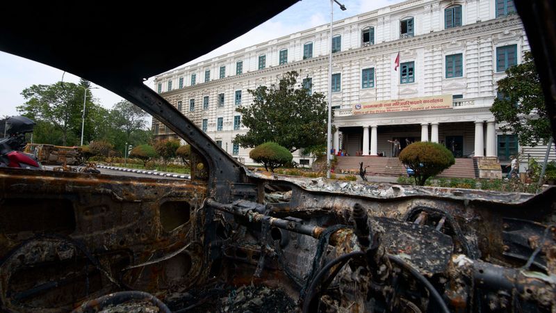 Zerstörtes Autohaus steht in Kathmandu, nicht in Brüssel - Featured image