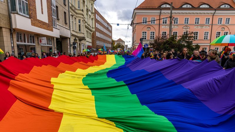 Neue EU-Strategie soll LGBTIQ+-Rechte stärken - Featured image