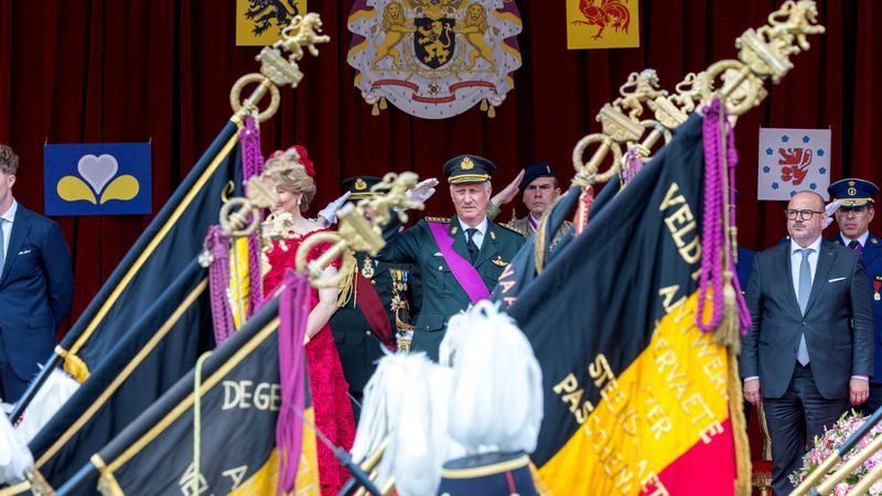 Militärfahrzeuge fuhren im Sommer bei Parade durch Brüssel - Featured image