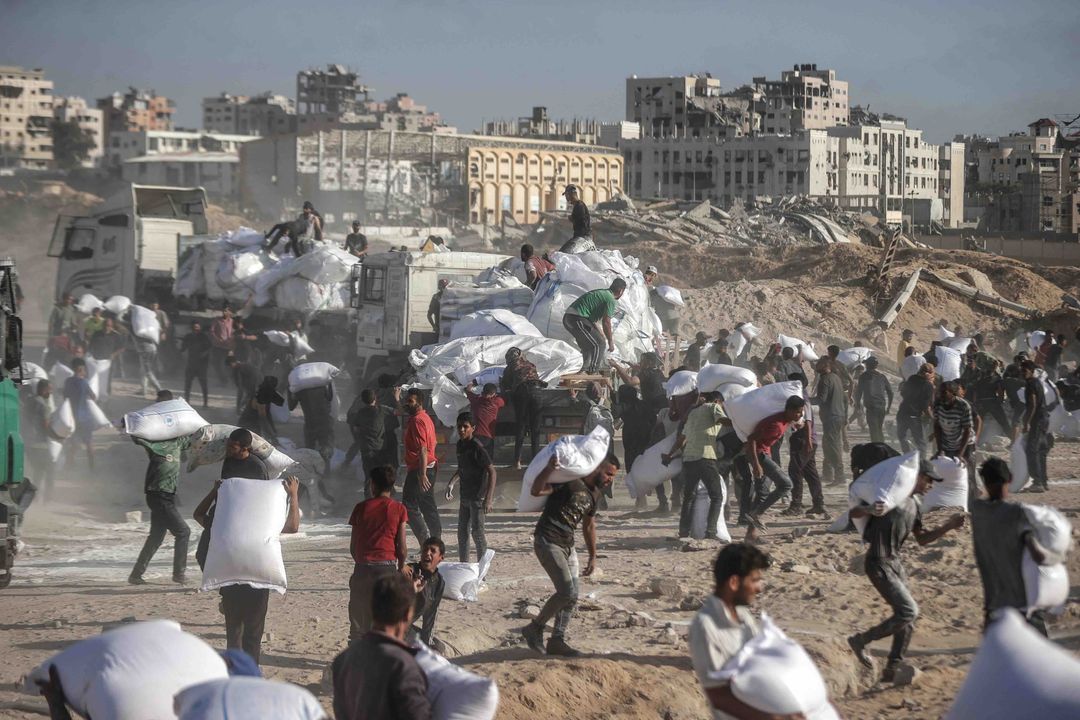 Palästinenser in Gaza erhalten UN-Hilfslieferungen. Aufnahmedatum des Fotos: 25. Juni 2025. (Foto: Ali Jadallah / Anadolu / Picture Alliance)