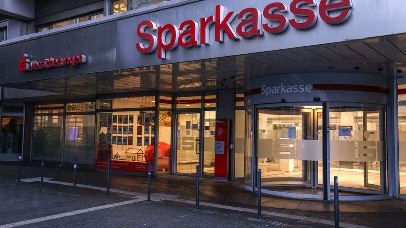 Fotos zeigen Tresorbau-Werbung und Szene im Nachbargebäude - Featured image