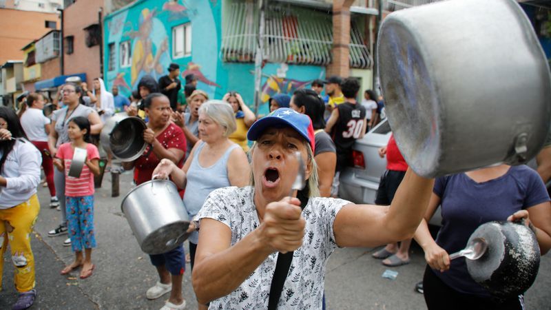 Maduro-Porträt abgehängt: Video zeigt Protest im Jahr 2024 - Featured image