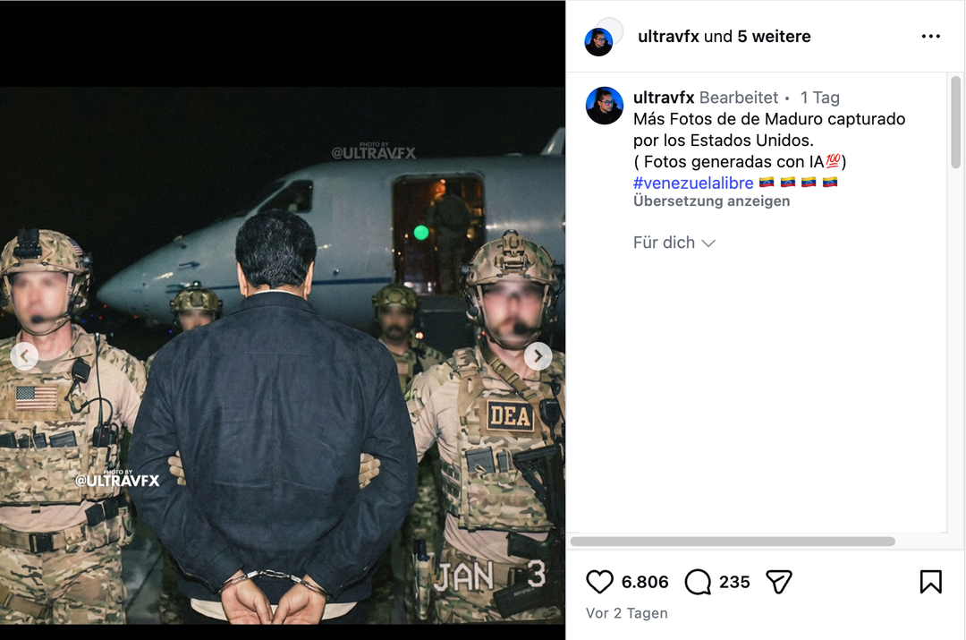 Venezuelas Machthaber Maduro in Handschellen mit dem Rücken zur Kamera. Neben ihm stehen zwei Männer in tarnfarbenen Uniformen.