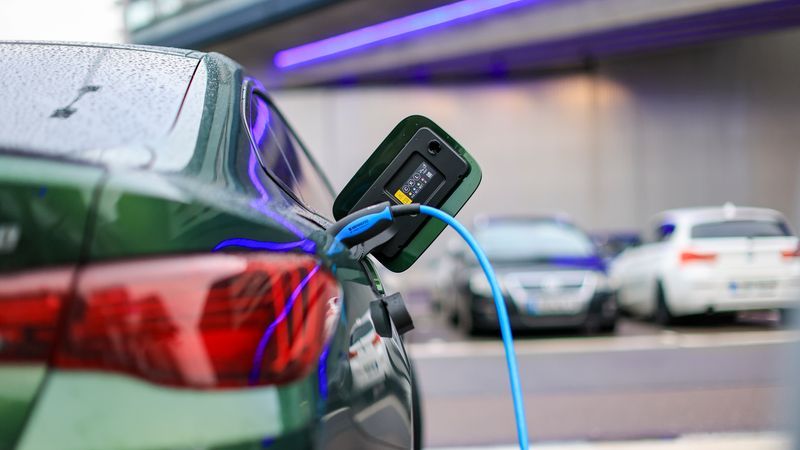 Erstmals in der EU mehr E-Autos als Benziner neu zugelassen - Featured image